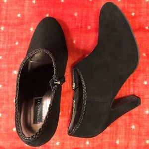 Like new Tahari Rosalee Black Suede Booties 7.5